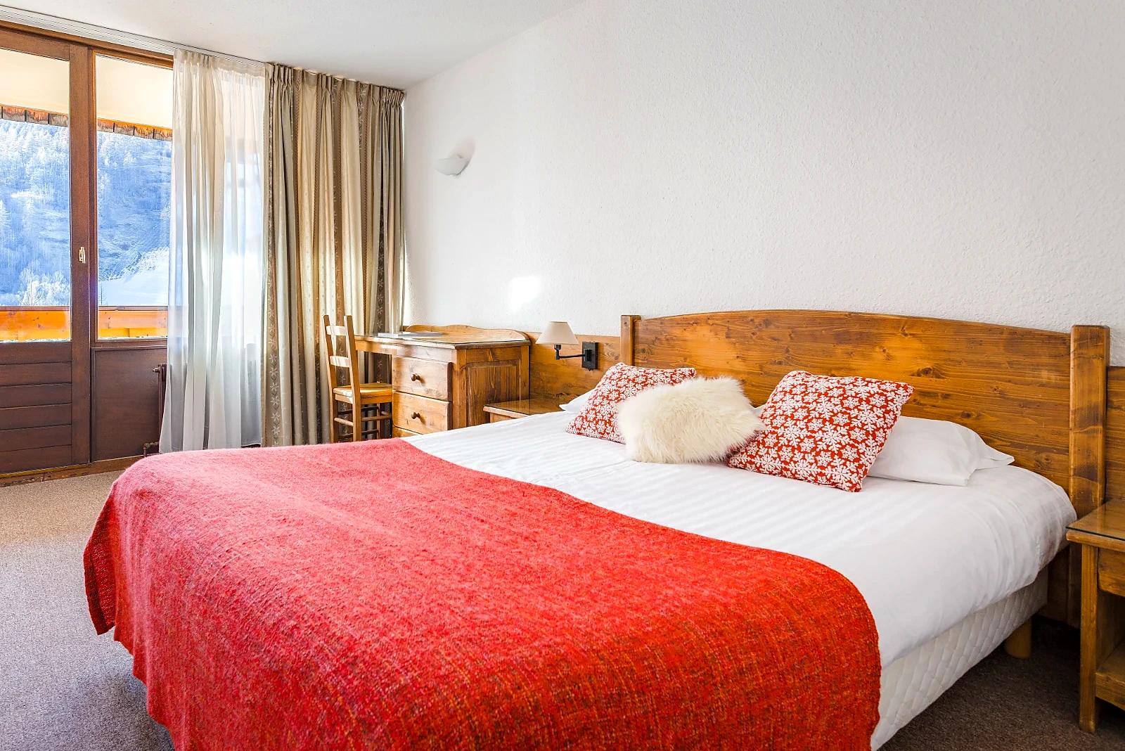 Double room with a large window onto the mountain