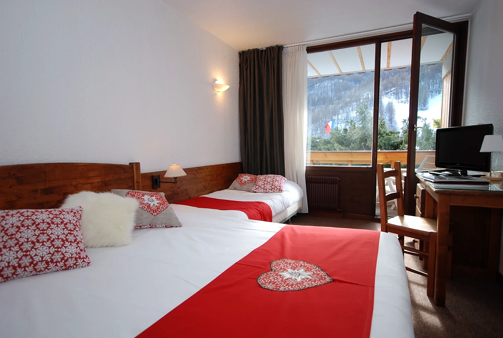 Triple room with the piste visible through the balcony door